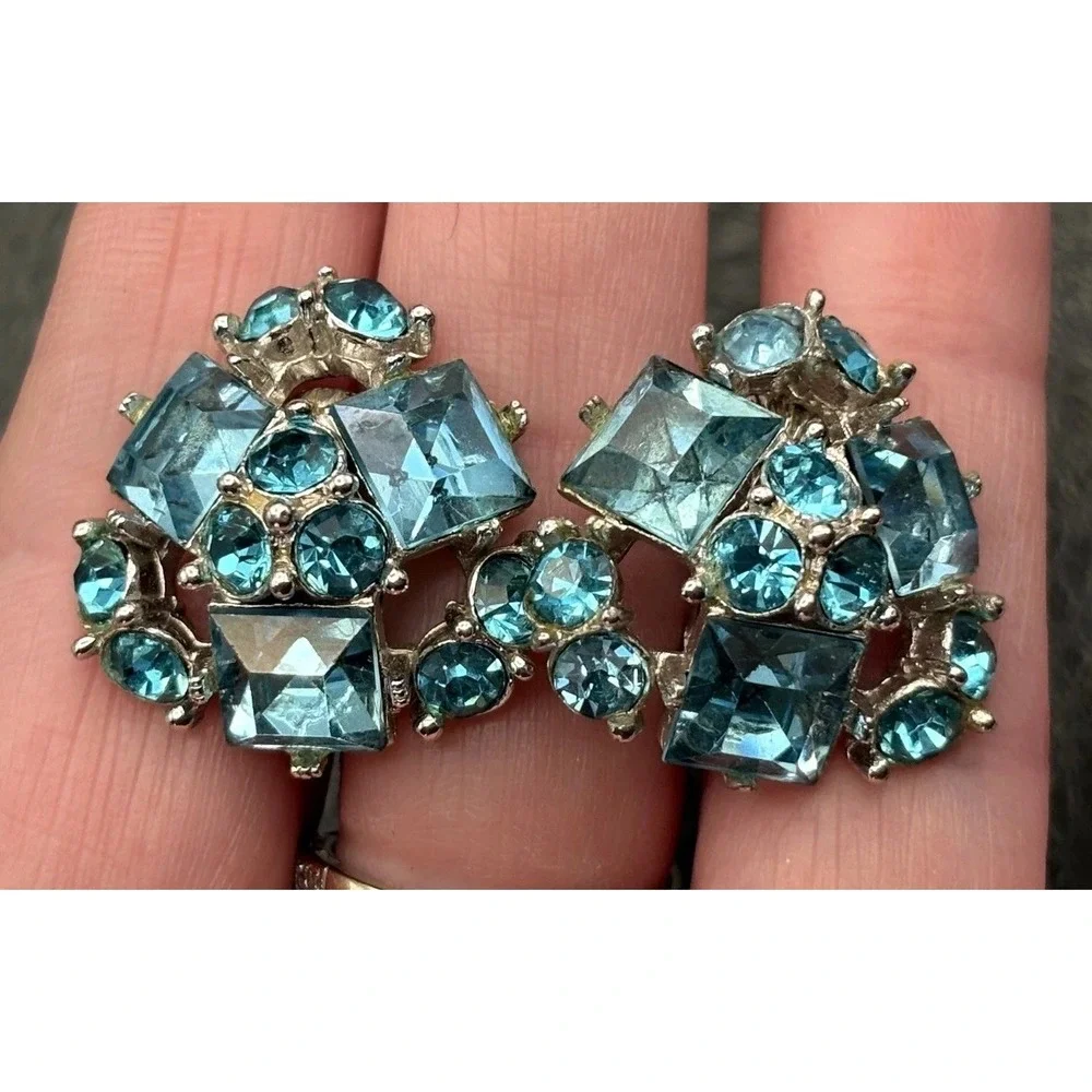 Vintage Beautiful Blue Rhinestone Cluster Silver Tone Clip On Earrings